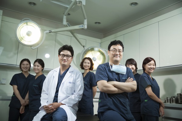 쉬즈성형외과 원장님 두 분과 간호사 5명 사진,
