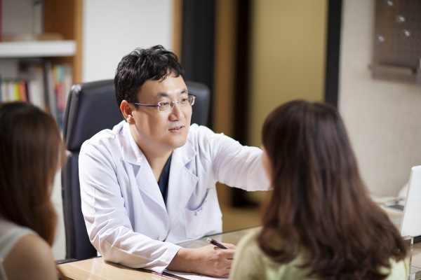 원장님과 환자가 상담하는 모습,쉬즈성형외과,