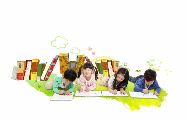 여자 아이 둘과 남자 아이 둘이 엎드려서 스케치북에 그림을 그리고 있다.