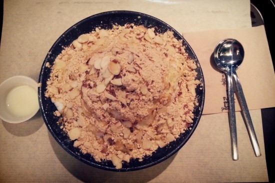 까만 그릇에 소복하게 담긴 팥빙수와 스푼 두 개 사진