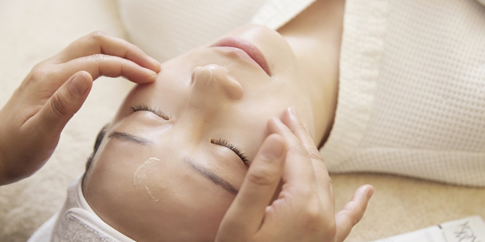 單純做皮膚管理和醫美就可以留住水潤肌膚嗎？